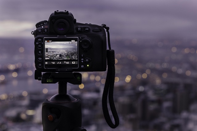 Nagrywanie profesjonalnego filmu z nocnej panoramy miasta za pomocą lustrzanki Nikon D7200