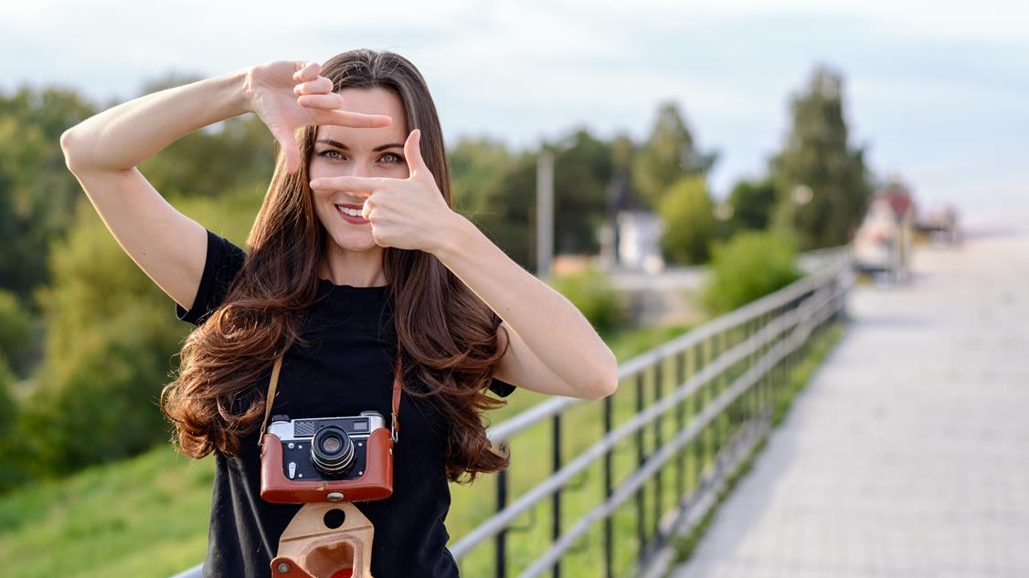 Fotograf podczas dopasowywania kadru