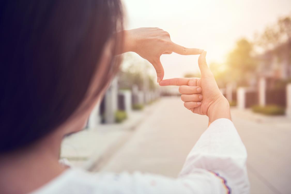 Kadrowanie kompozycji zdjęcia przez profesjonalnego fotografa