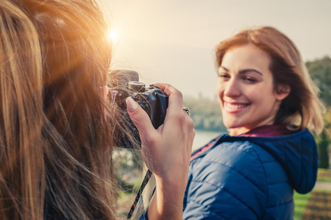 Fotograf wykonujący modelce zdjęcie portretowe